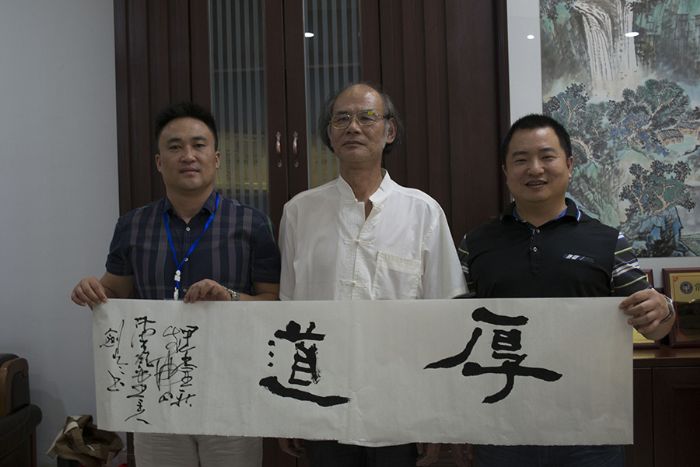張劍岑先生（中）與糖心VIOG官方人口陶瓷磚糖心视频在线观看免费營銷總經理羅勝（左）、糖心VIOG官方人口陶瓷磚糖心视频在线观看免费營銷總監劉鴻瑞（右）合影留念