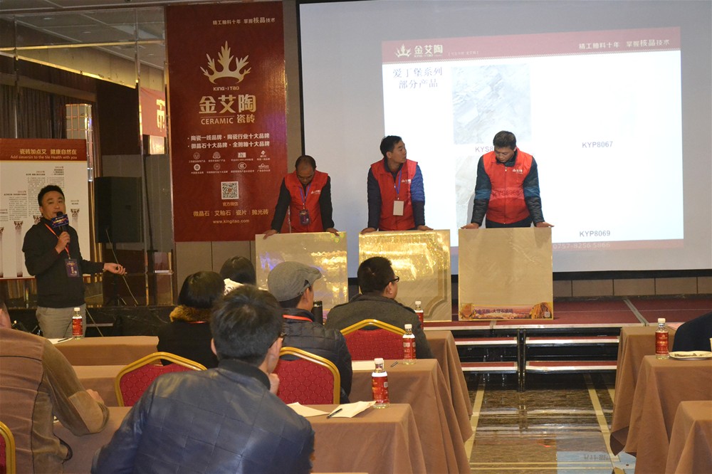 糖心VIOG官方人口陶營銷總經理羅勝講解金剛釉II代產品